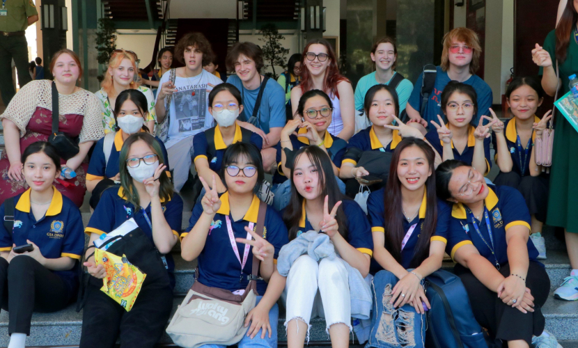 Sinh viên GDU giao lưu với người nước ngoài khi đi kiến tập tại Dinh Độc Lập (TP HCM) 